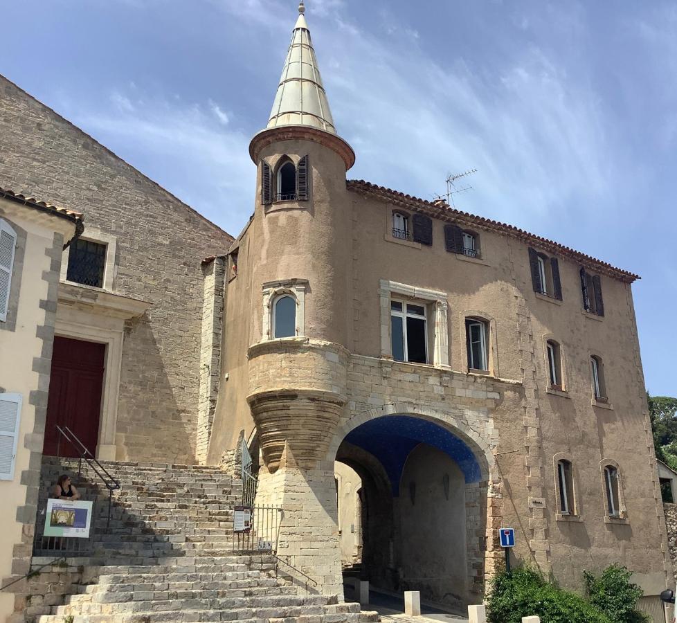 Les Amoureux Du Vieux Lavoir T3 Hyeres Medieval Luaran gambar